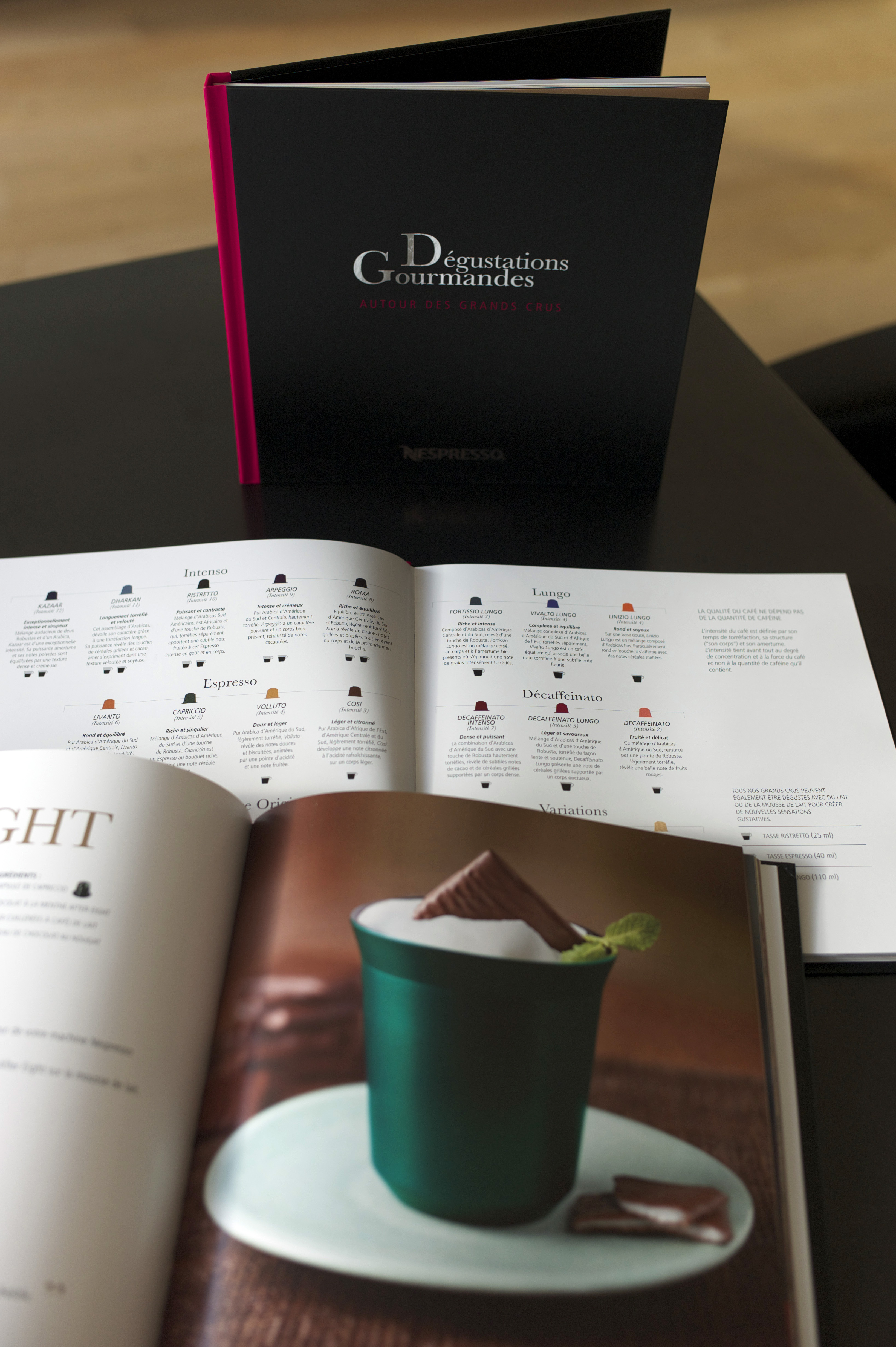 Création et fabrication du livre de recettes Dégustations Gourmandes pour Nespresso.