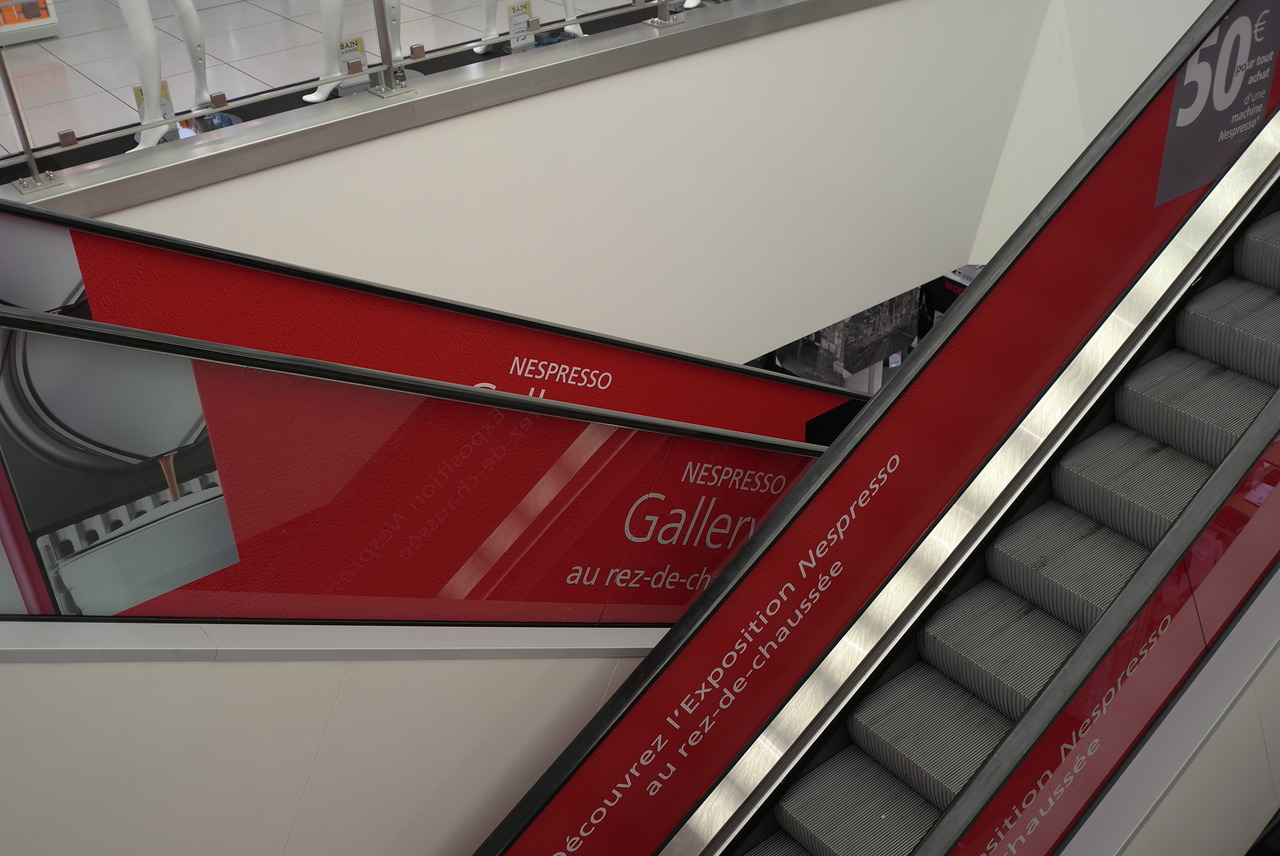 Création, fabrication et installation des habillages d'escalators dans les grands magasins pour Nespresso.